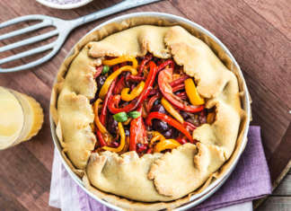 Torta rustica ai peperoni con cipolle rosse e olive