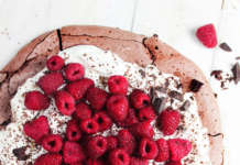 Pavlova al cacao con lamponi