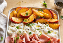 Antipasto di pesche, burrata, ciliegie e pomodorini
