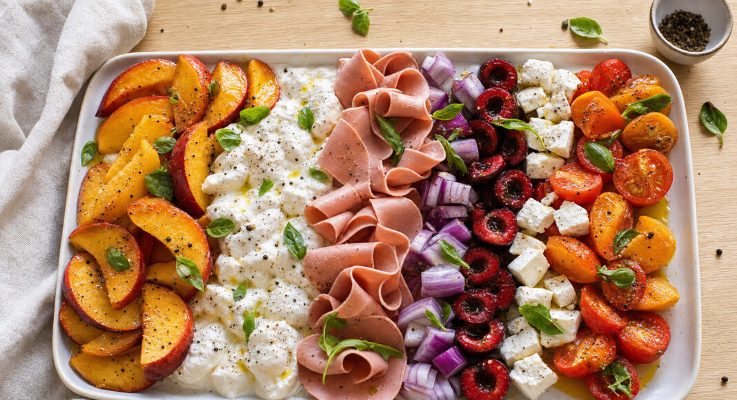 Antipasto di pesche, burrata, ciliegie e pomodorini