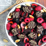 Dessert di frutti di bosco e brownies