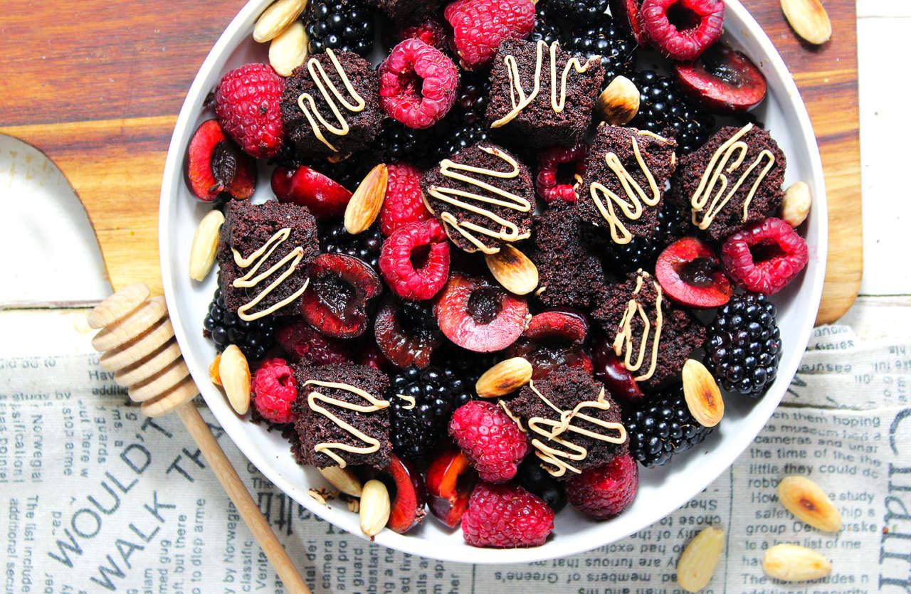 Dessert di frutti di bosco e brownies
