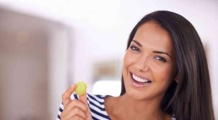 Se l’umore si affloscia, mangiare più spesso la frutta può aiutare