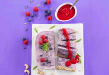 Mattonella crudista con mirtilli e lamponi