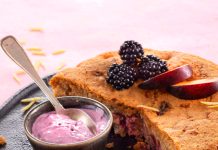 Torta soffice di grano saraceno alle prugne con salsa di more