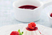 Budino allo yogurt con miele e lamponi