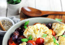 Cavolfiore arrosto con olive e pomodori