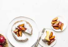 Far breton all'avena con susine spadellate