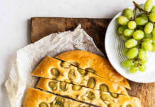 Fougasse dolce con uva e pinoli