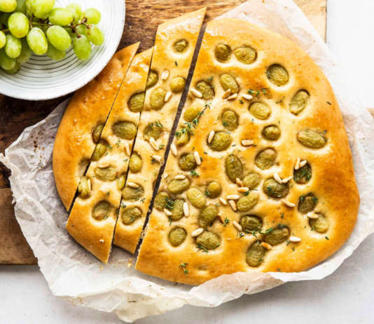 Fougasse dolce con uva e pinoli