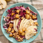 Insalata autunnale con pere caramellate e noci