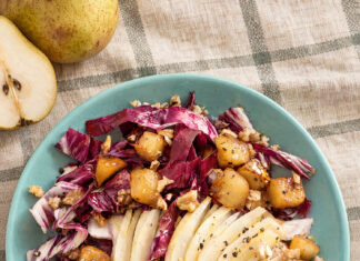 Insalata autunnale con pere caramellate e noci
