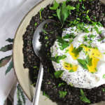 Lenticchie nere con yogurt alle erbe