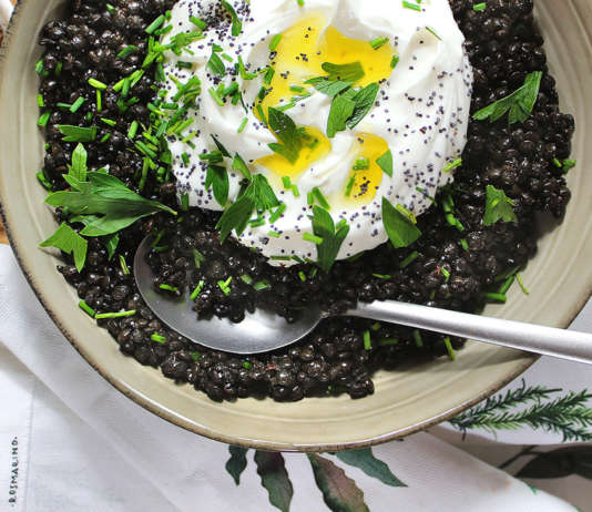 Lenticchie nere con yogurt alle erbe
