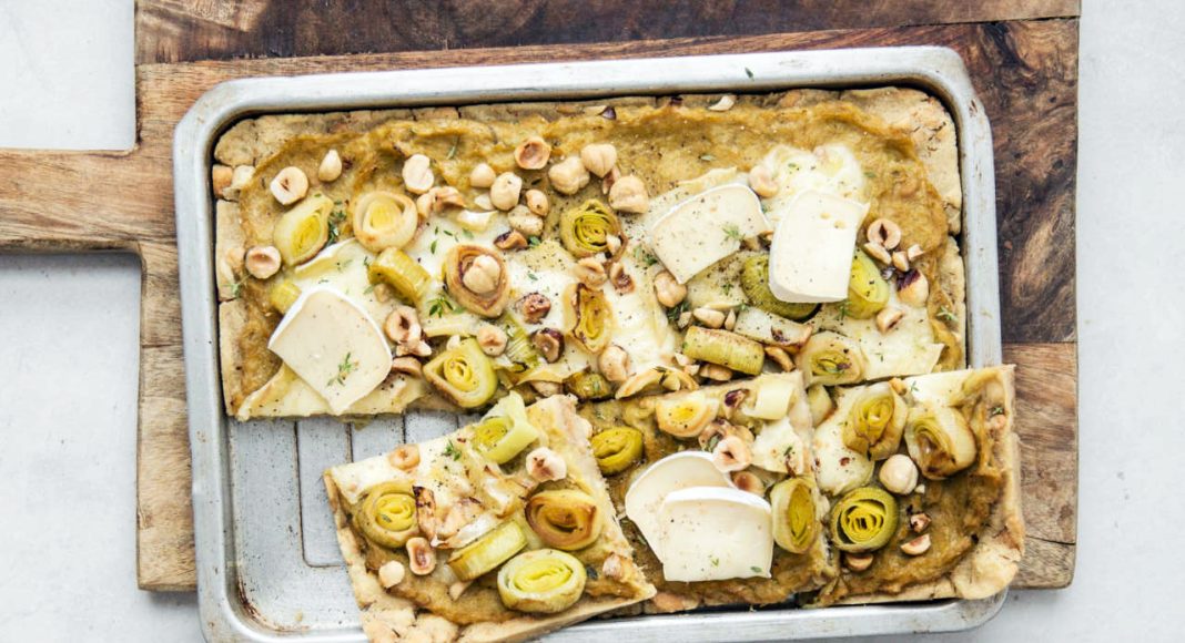 Pizza di pane con porri, brie e nocciole