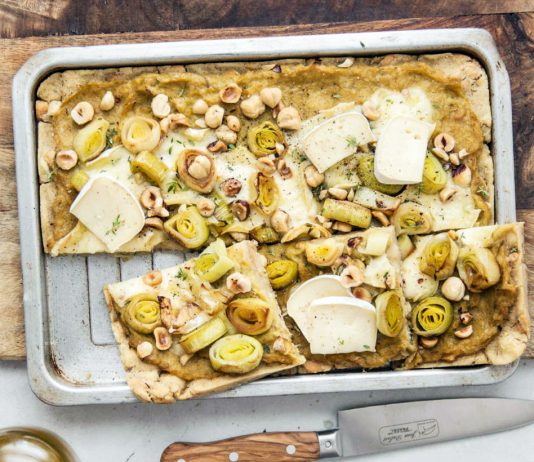 Pizza di pane con porri, brie e nocciole