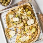 Pizza di pane con porri, brie e nocciole