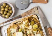 Pizza di pane con porri, brie e nocciole