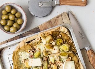 Pizza di pane con porri, brie e nocciole