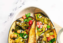 Tacos con peperoni verdi, ceci speziati e salsa allo yogurt