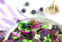 Insalata di patate viola, mirtilli e valeriana