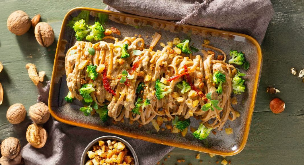 Linguine integrali con crema di broccoletti alle noci e briciole croccanti