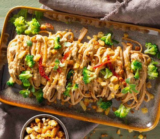 Linguine integrali con crema di broccoletti alle noci e briciole croccanti