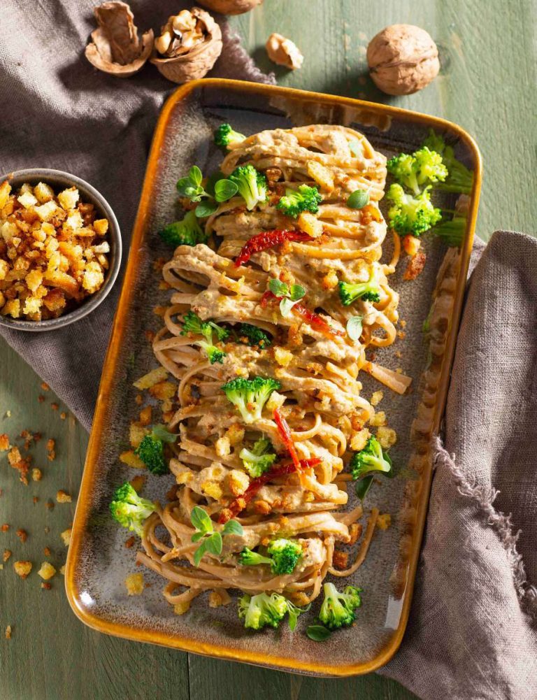 linguine-integrali-con-pesto-di-broccoli-e-noci Linguine integrali con crema di broccoletti alle noci e briciole croccanti