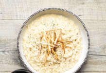 Risotto cacio e pepe con porri croccanti