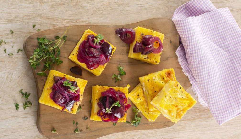 Tortilla di patate con cipolle all'uva