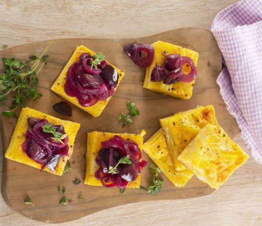 Tortilla di patate con cipolle all'uva