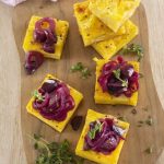 Tortilla di patate con cipolle all'uva