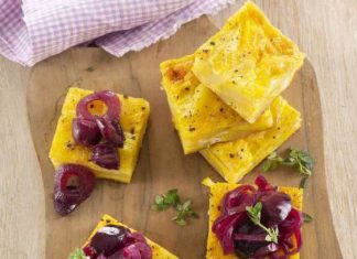 Tortilla di patate con cipolle all'uva