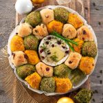 Ghirlanda di panini e camembert