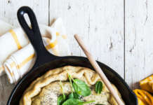Focaccia veloce in padella con spinacini e formaggio