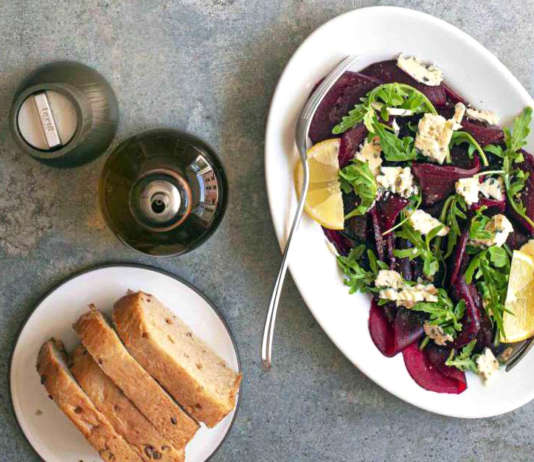 Carpaccio di barbabietole arrosto con rucola e gorgonzola piccante