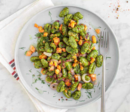 Gnocchi di spinaci con briciole di salmone