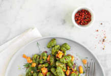 Gnocchi di spinaci con briciole di salmone