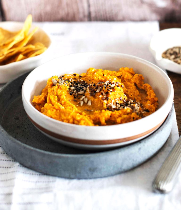 Hummus di carote arrosto con anacardi e semi