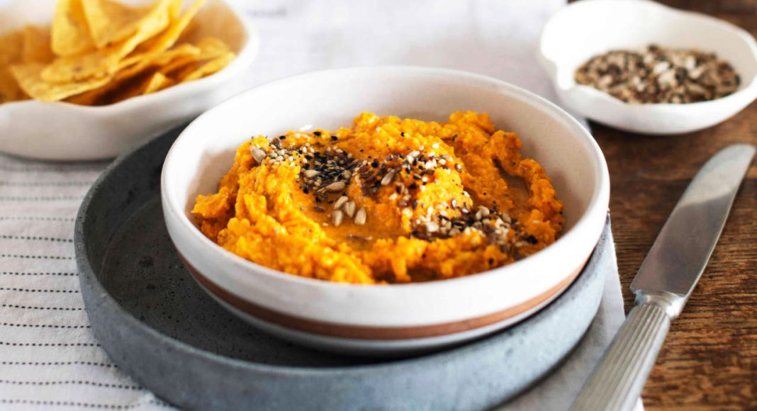 Hummus di carote arrosto con anacardi e semi