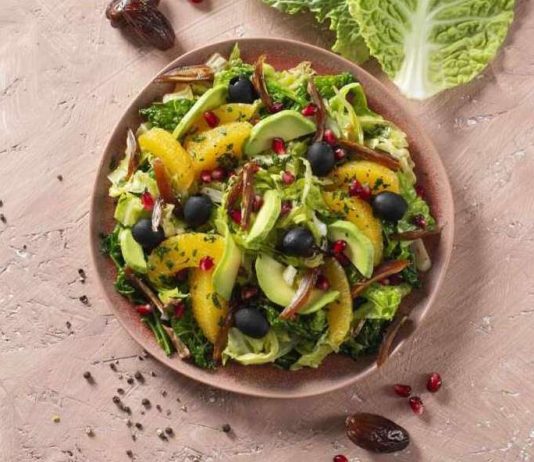 Insalata invernale di verza cruda e cotta con arance, datteri e avocado