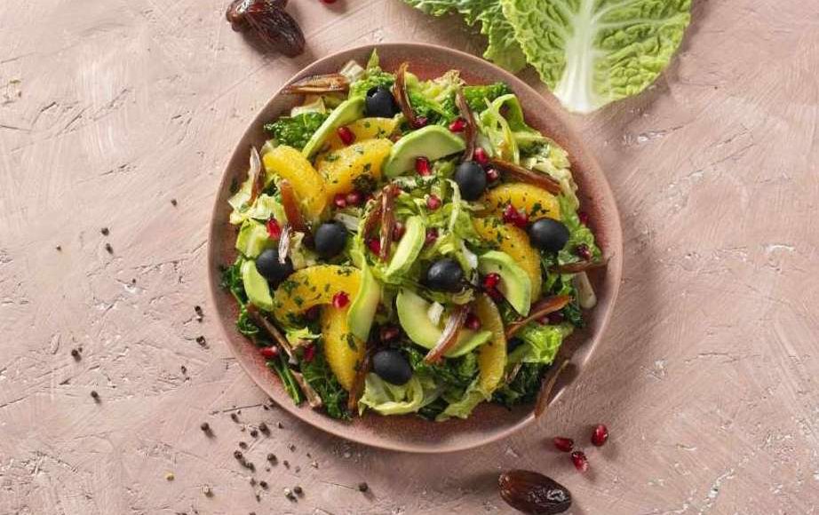 Insalata invernale di verza cruda e cotta con arance, datteri e avocado
