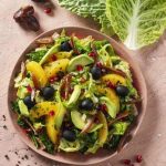 Insalata invernale di verza cruda e cotta con arance, datteri e avocado