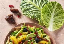 Insalata invernale di verza cruda e cotta con arance, datteri e avocado
