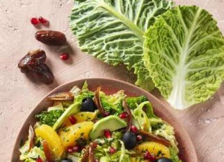 Insalata invernale di verza cruda e cotta con arance, datteri e avocado