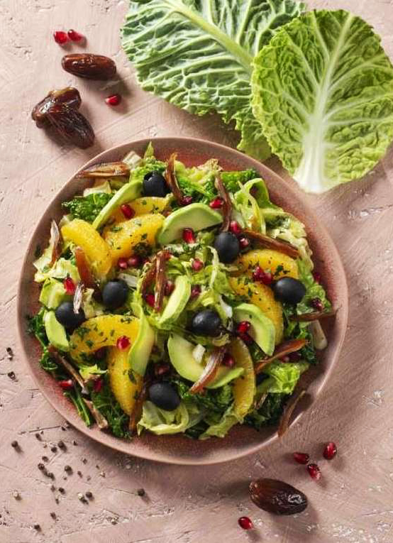 Insalata invernale di verza cruda e cotta con arance, datteri e avocado