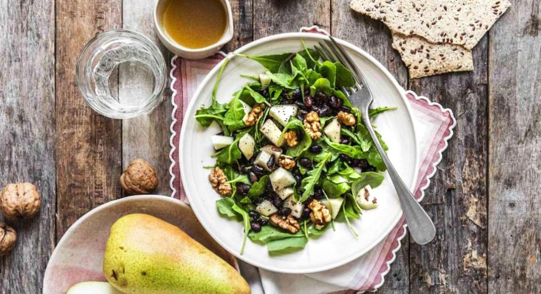 Insalata di pere con fagioli neri e noci