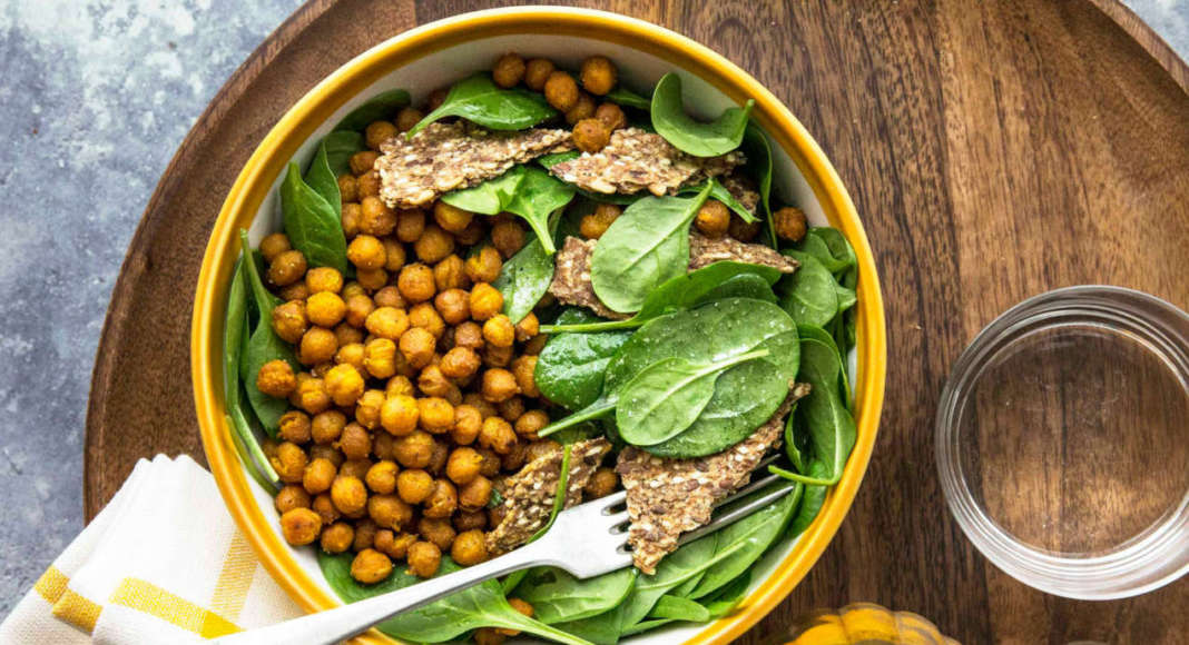 Insalata di spinacini e ceci croccanti alla curcuma