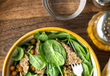 Insalata di spinacini e ceci croccanti alla curcuma