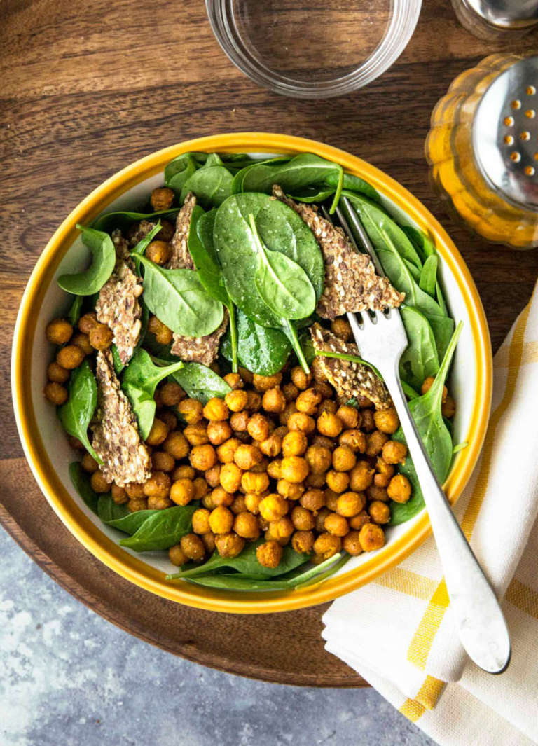 Insalata di spinacini e ceci croccanti alla curcuma